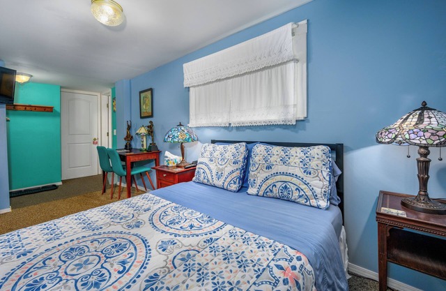Art Nouveau Room Large room decorated in the Art Nouveau style with FULL-size bed, en suite bathroom. Sleeps 2. A gourmet breakfast is FREE and served fresh each morning. Art Nouveau Room is located on the second floor of Mountain Treasure
