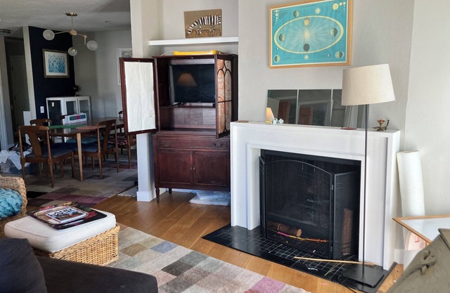 Artful 2-bedroom condo with fiber WiFi in vibrant Oakland - secure parking