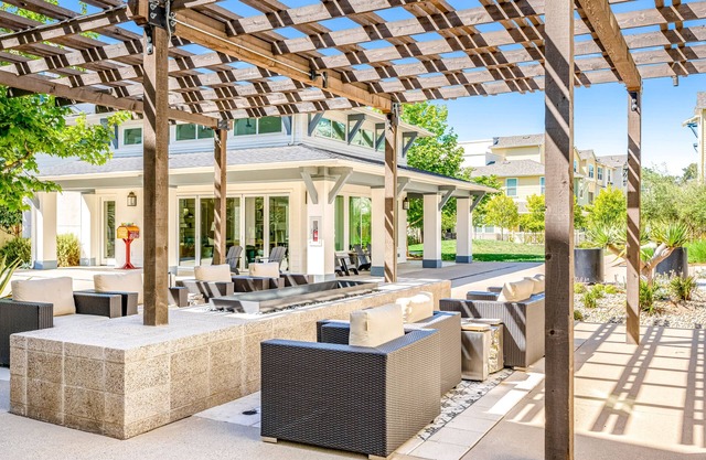 Artful corner townhome by parks & pier - pool, hot tub, firepit, central AC, W/D