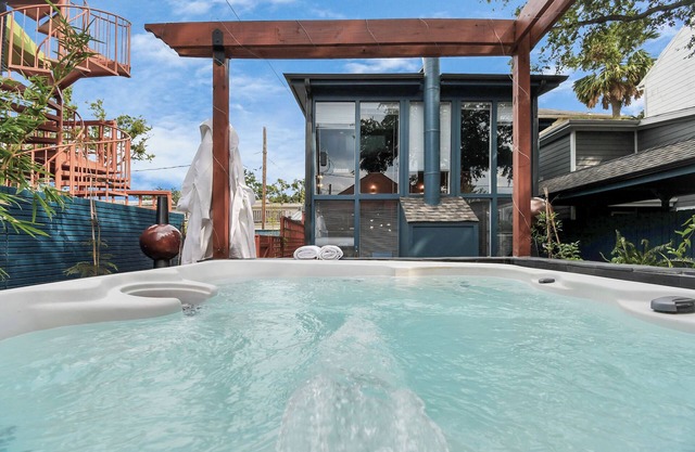 Artful Elegance with Pool & a Private Jacuzzi