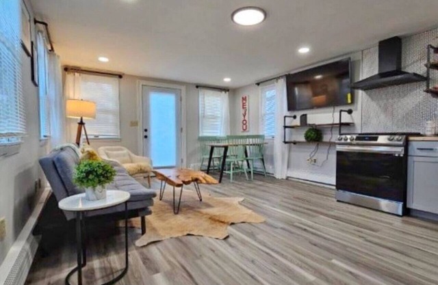 Artisan cottage near historic Revere Beach