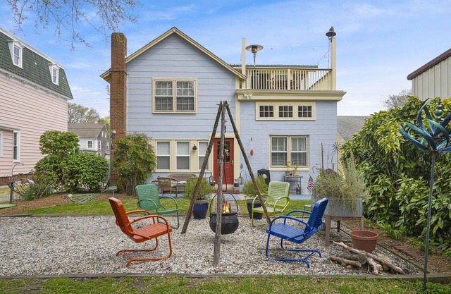 Artist Apartment - Idyllic villa steps from Town & the waterfront!