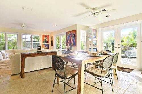 Artist Garden by AvantStay Great Location w Balcony Outdoor Dining Shared Pool BBQ Week Long Stays