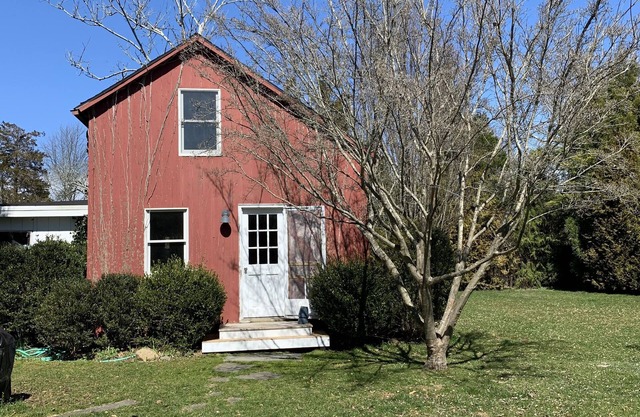 Artist Hideaway Barn in the center of East Hampton Village