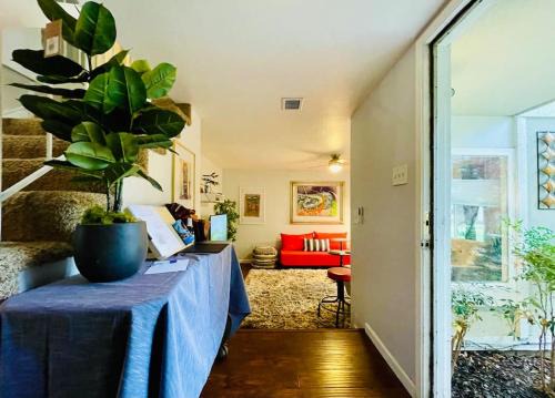 Artist's Condo with 2 Bedroom & Arcade