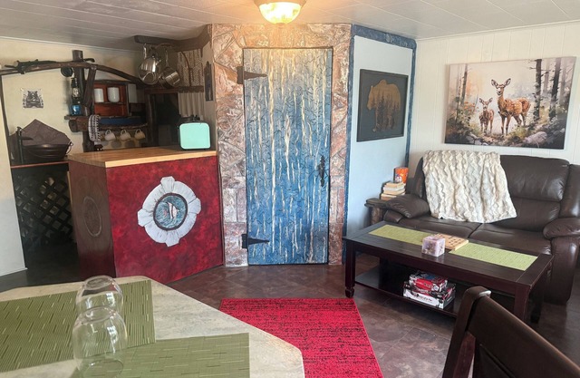 Artist's Retreat! 1-bedroom apartment with WiFi, AC in quaint Greenville