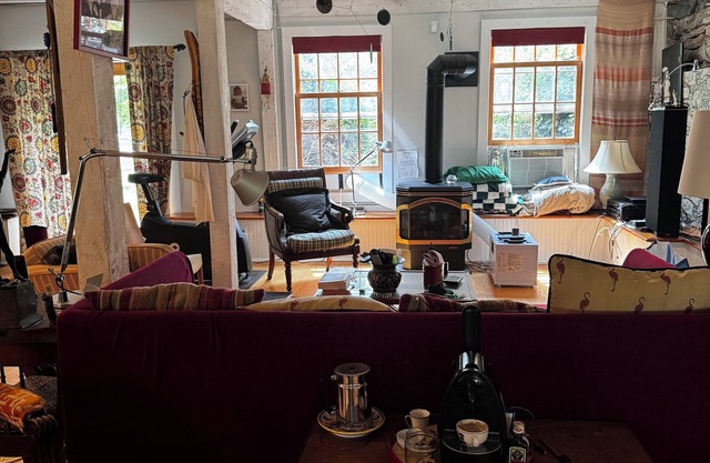 Artist's Retreat: Farm Stay with Gas Fireplace, Sauna, and Saltwater Hot Tub