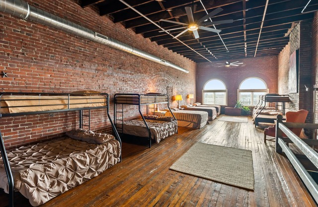 Artist Warehouse Loft - Downtown St. Louis - Boutique Hotel Sleeps 7-18