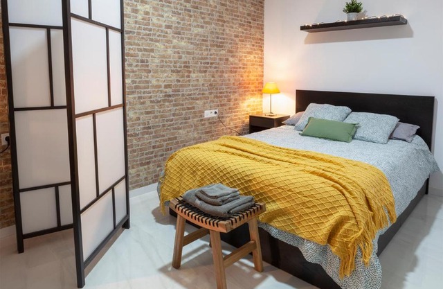 Artistic Digital Retreat-Great Location Near Metro