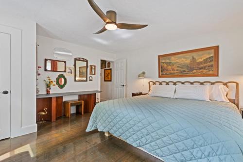 Artistically furnished Creekside House with Pond