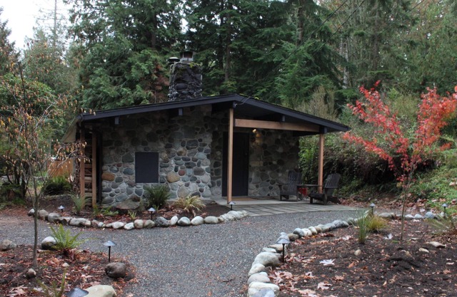 Artists Stone Cabin with Bathhouse, Sauna & Cedar Soaking Tub