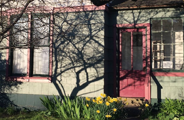 Arts and Crafts Continuum Upstairs Victorian Apartment in Uptown Port Townsend