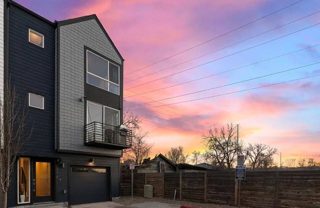 Artsy 3-Bedroom/3.5 Bath Townhouse in Lakewood, CO - Downtown Denver & Red Rocks