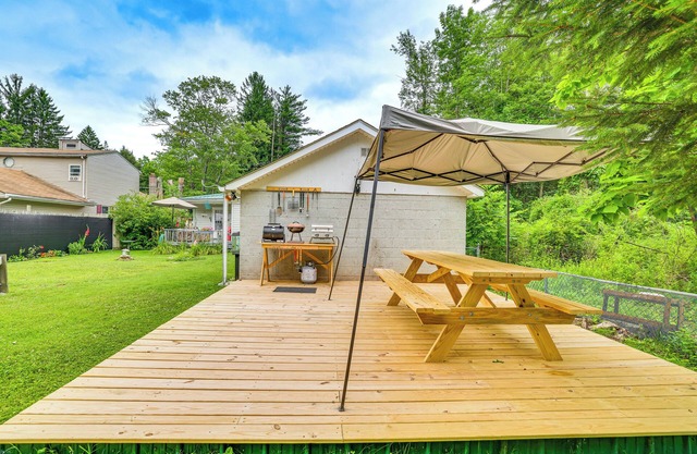 Artsy Cottage in Scotrun w/ Studio Space & Hot Tub
