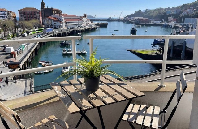 Artza II apartment with port views