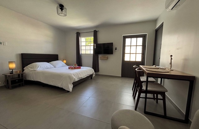Aruba IXORA H2 - Swalchi Suite, studio, sleeps 2, 7 minutes drive to the beach