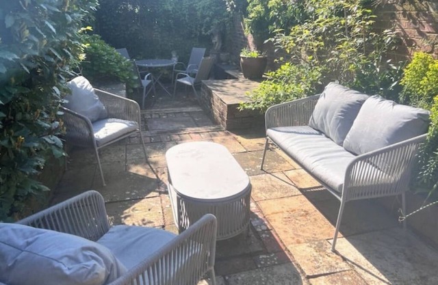 Arundel cottage with garden & balcony