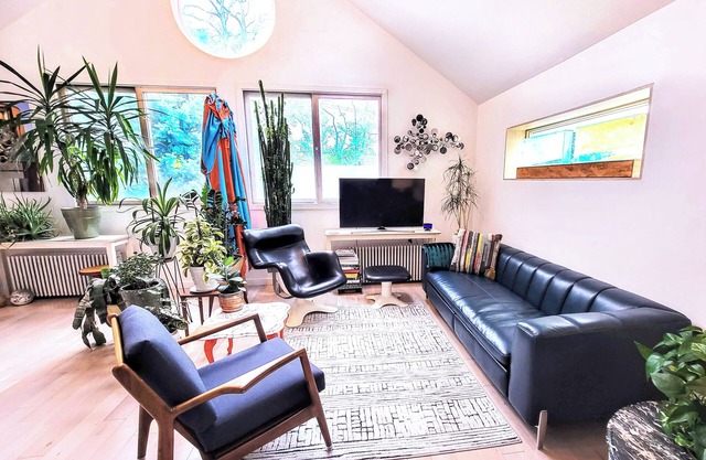 Asbury Park, Sunlit, 3 story home: 2-br, 2 full bath w 4 beach passes + bikes