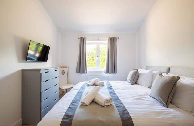 Ascot | Modern Cotswolds Stay with Workspace
