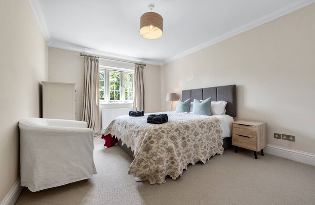 Ascot Spacious 4 Bedroom Home with Driveway