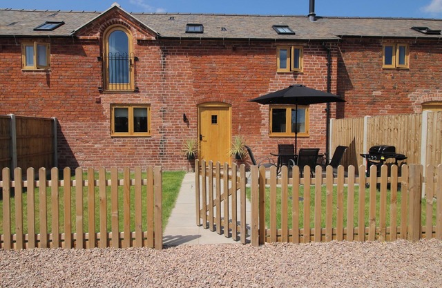 ASH BARN, pet friendly, with a garden in Wem