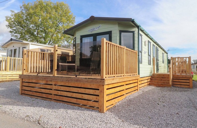 ASHCROFT, country holiday cottage, with hot tub in Warton, Lancashire