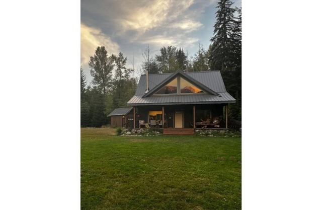 Ashford cabin,Mt. Rainier view. Private river access, 17 acres, 5 mi to MRNP