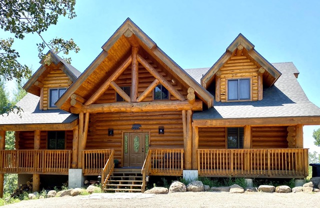 Ashton Bear-a-dise. Spacious retreat close to fishing, hiking, National Parks