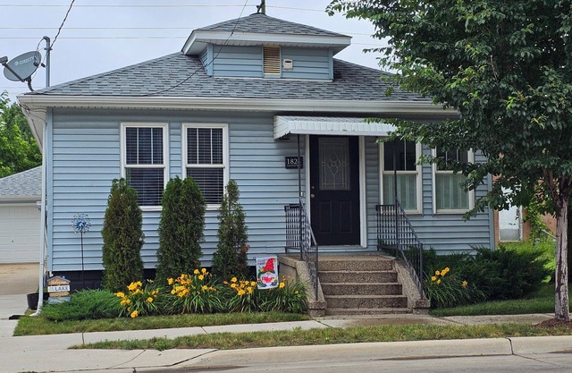 Beautifully redone, close to lake, fenced yard, no pet fee!