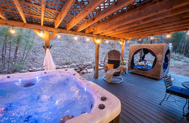 Aska Dream Cabin: Private Hot Tub, Day Bed, 80" Projector, Upgraded Finishes