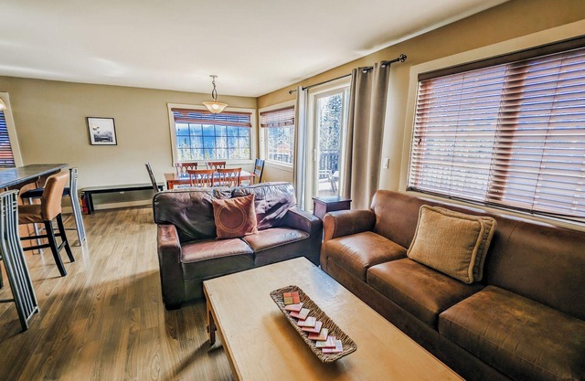Aspen 15: 2-bedroom mountain condo with hot tub