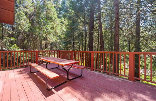 Aspen- Spacious River Front, family cabin