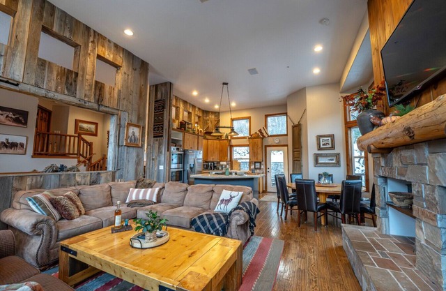 Aspen Springs Hot Tub Pool Table 5 minutes to Sundance Resort Mountain Cabins Utah