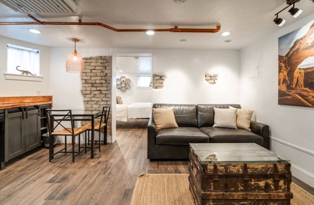 Aspenwood Manor- Brand New Basement Apartment Inspired by Southern Utah