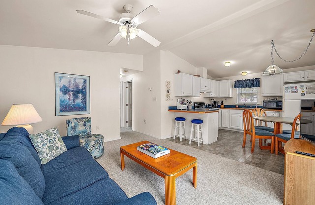 Assateague Pointe 2 br/1 ba 2 outdoor pools -in WOC.