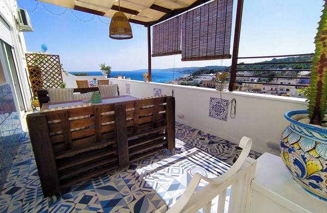 Bei CASA DI ADELE Terrasse mit Blick auf das Meer in der Bucht von Castro