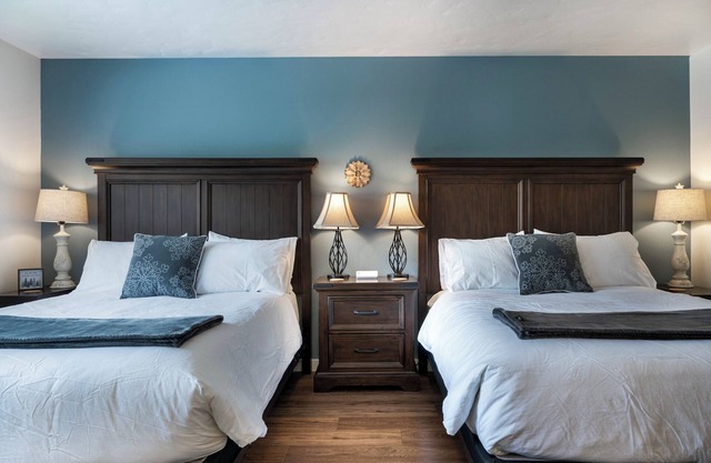 At Flathead lake, 2 queens w/kitchenette - Marina Cay Huckleberry Suite