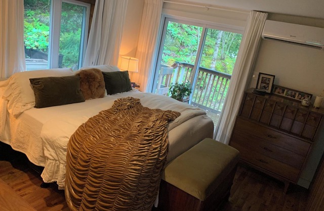 At the heart of winter activities in the Eastern Townships, Chalet cap du ruisseau awaits you!