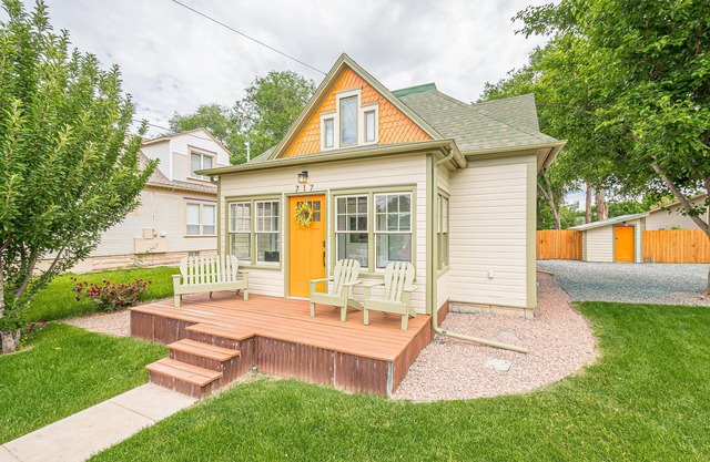 Atchee House: Charming Downtown Stay w/ Pet Friendly Backyard Oasis
