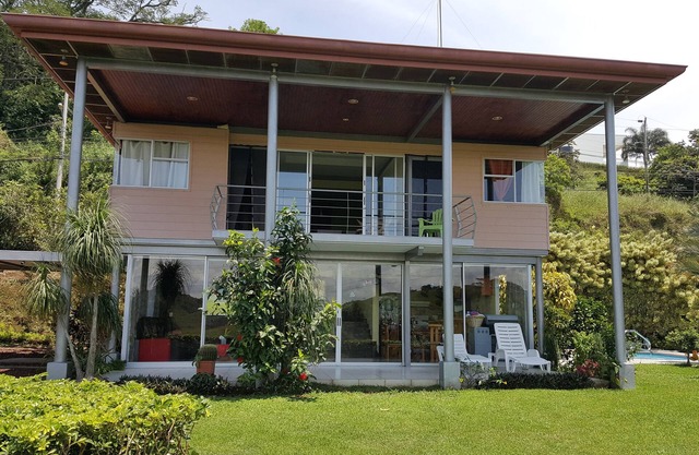 Atenas: Abgeschieden, sicher, wunderschöner Blick auf die Berge, Pool!