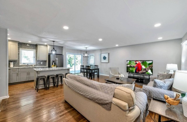 ATH 4Br Clean Pet Friendly w/ Fence (444)