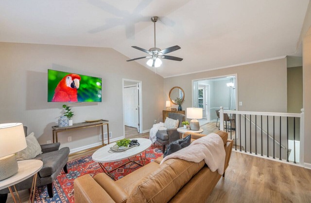 ATH - Downtown Woodstock walkable. Fenced yard for pets! 165