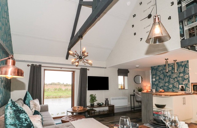 ATHELNEY COTTAGE, pet friendly, with a garden in North Curry