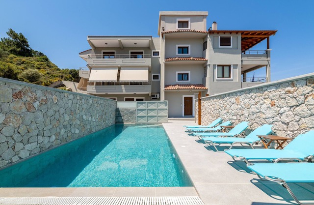 Athena PoolFront Suite