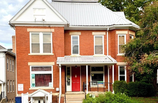 Athenian Apartment-Uptown:1 block to Court Street & 2 blocks to College Green.