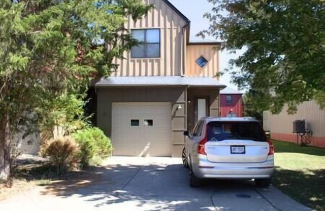 Athens city townhouse, 2 King masters, 2.5 baths