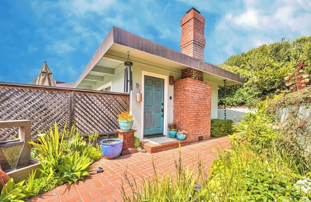 "Atherton Cottage verfügt über Ozean und Point Lobos Ansichten & zwei Kamine!