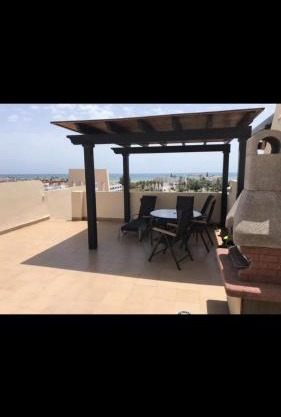 Atico con piscina privada y vistas al mar