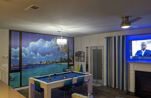 Atlanta Suburban Townhouse with Hot Tub & Pool Table! - Woodstock, GA