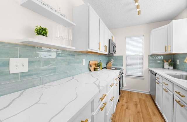 Atlantic Beach Bungalow. Near beach, shopping & dining, & Naval Station Mayport!